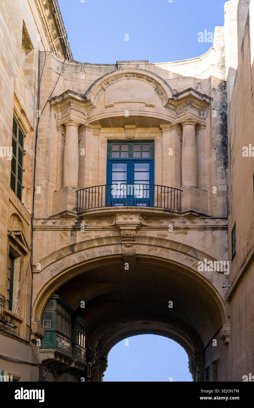 Malta - la Valletta, l'iconico ponte tra il Palazzo dei grandi Maestri e la Biblioteca Nazionale Foto Stock