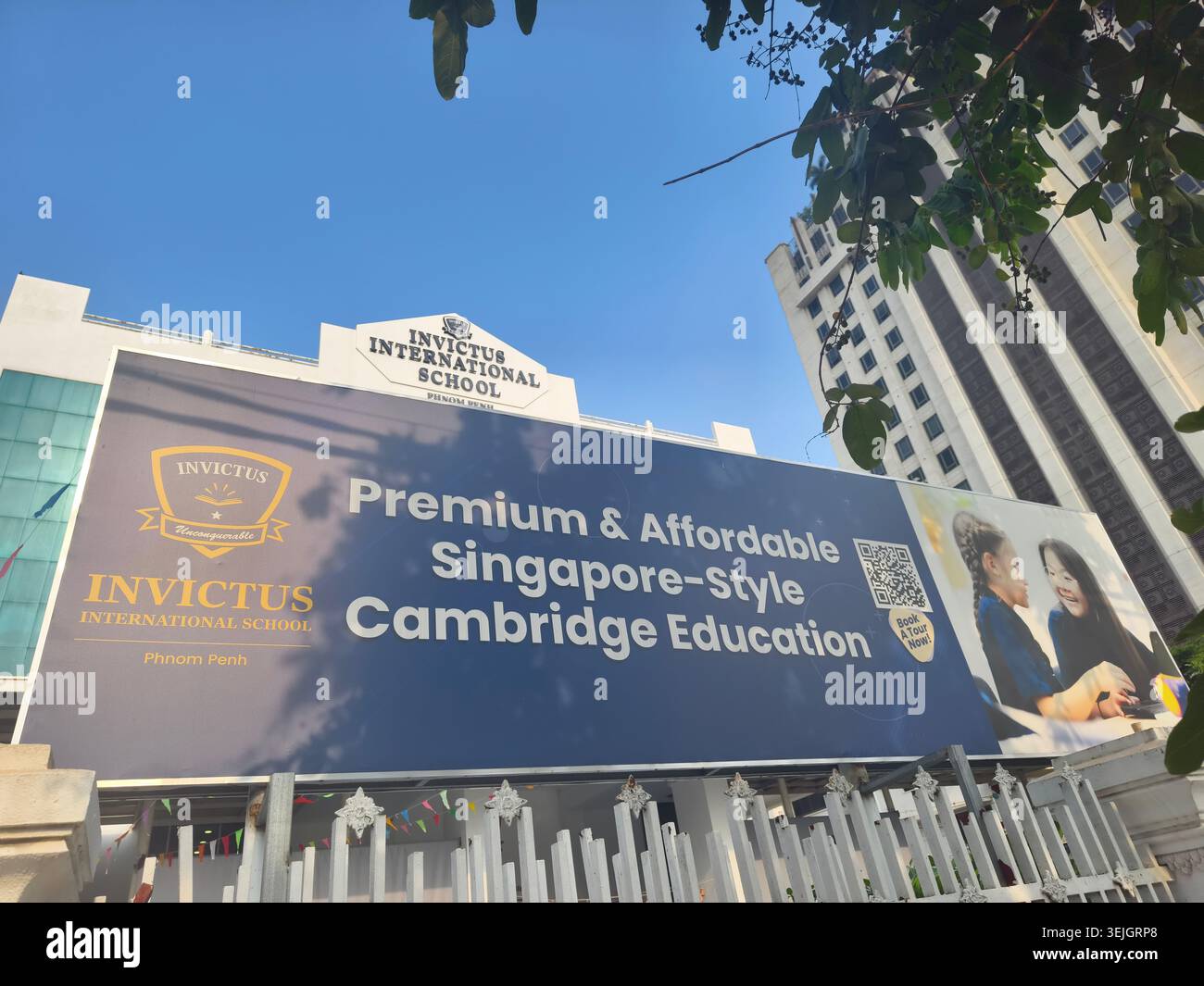 Branding e offerte didattiche per Invictus International School, Phnom Penh, Cambogia, "istruzione Cambridge in stile Singapore" Foto Stock
