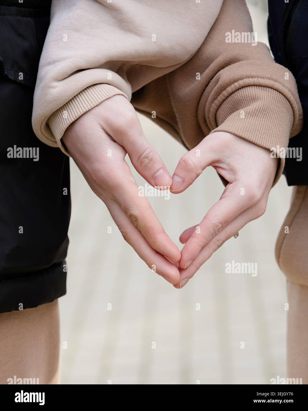 Una coppia allegra e romantica che esce all'aperto Foto Stock
