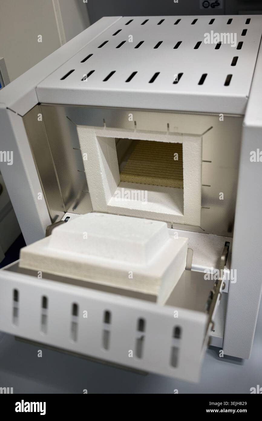 Forno a muffola aperto da laboratorio con camera di riscaldamento in ceramica per test ad alta temperatura. Foto Stock