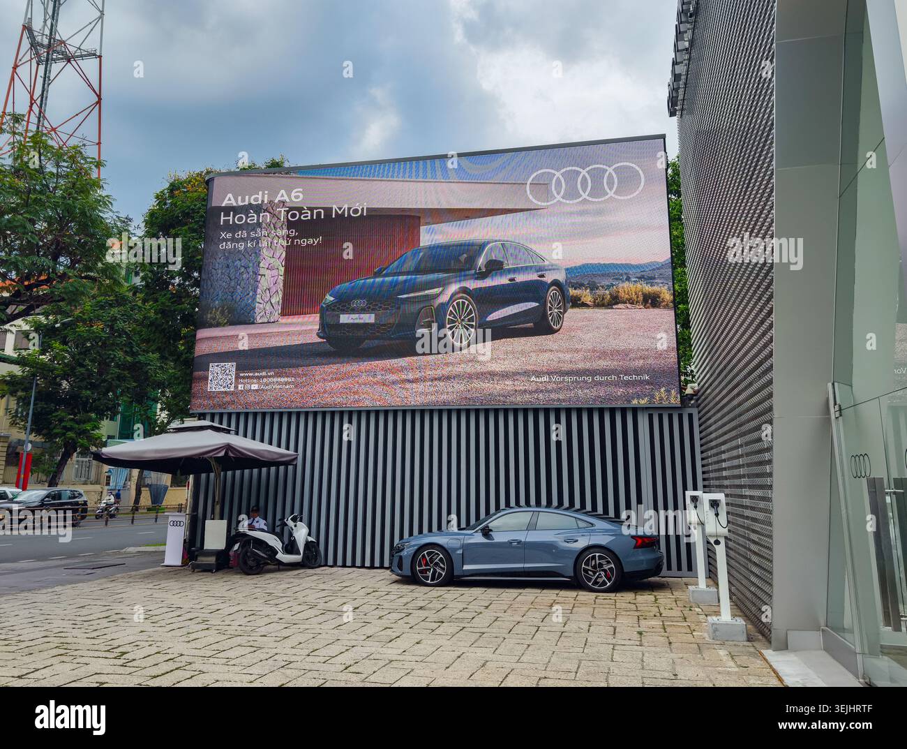 Showroom Audi a ho chi Minh City, Vietnam, Asia, con un grande cartellone per la nuova berlina Audi A6. Foto Stock