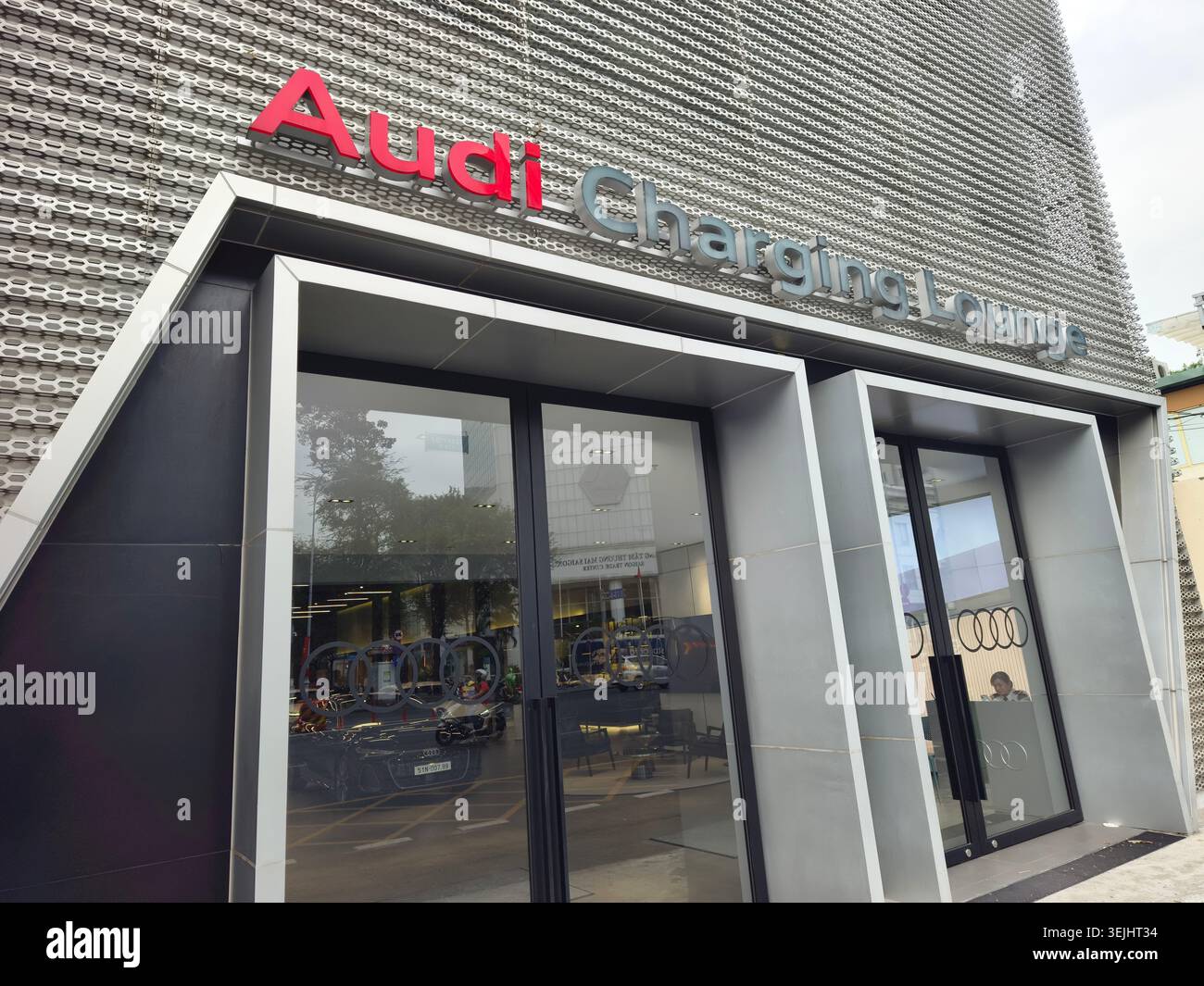 Audi Charging Lounge a ho chi Minh City, Vietnam, rappresenta un hub di ricarica per auto elettriche ad alte prestazioni Foto Stock