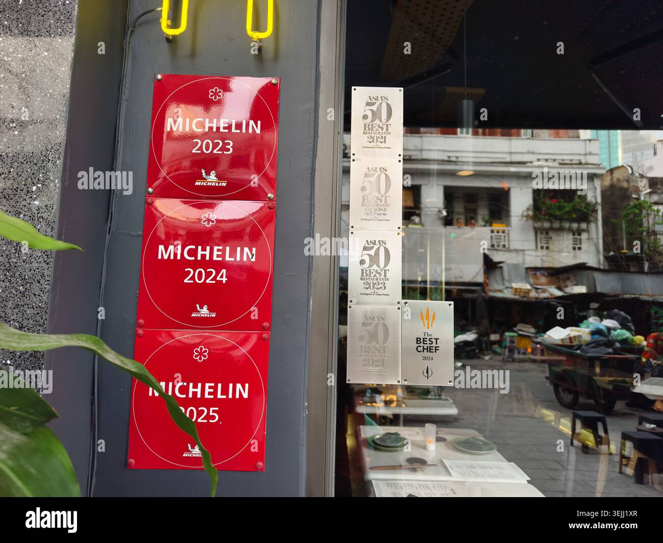 Targhe di riconoscimento consecutive della Guida Michelin per il 2023, 2024.2025, controllate dagli ispettori Michelin per la qualità e l'esperienza culinaria. Foto Stock