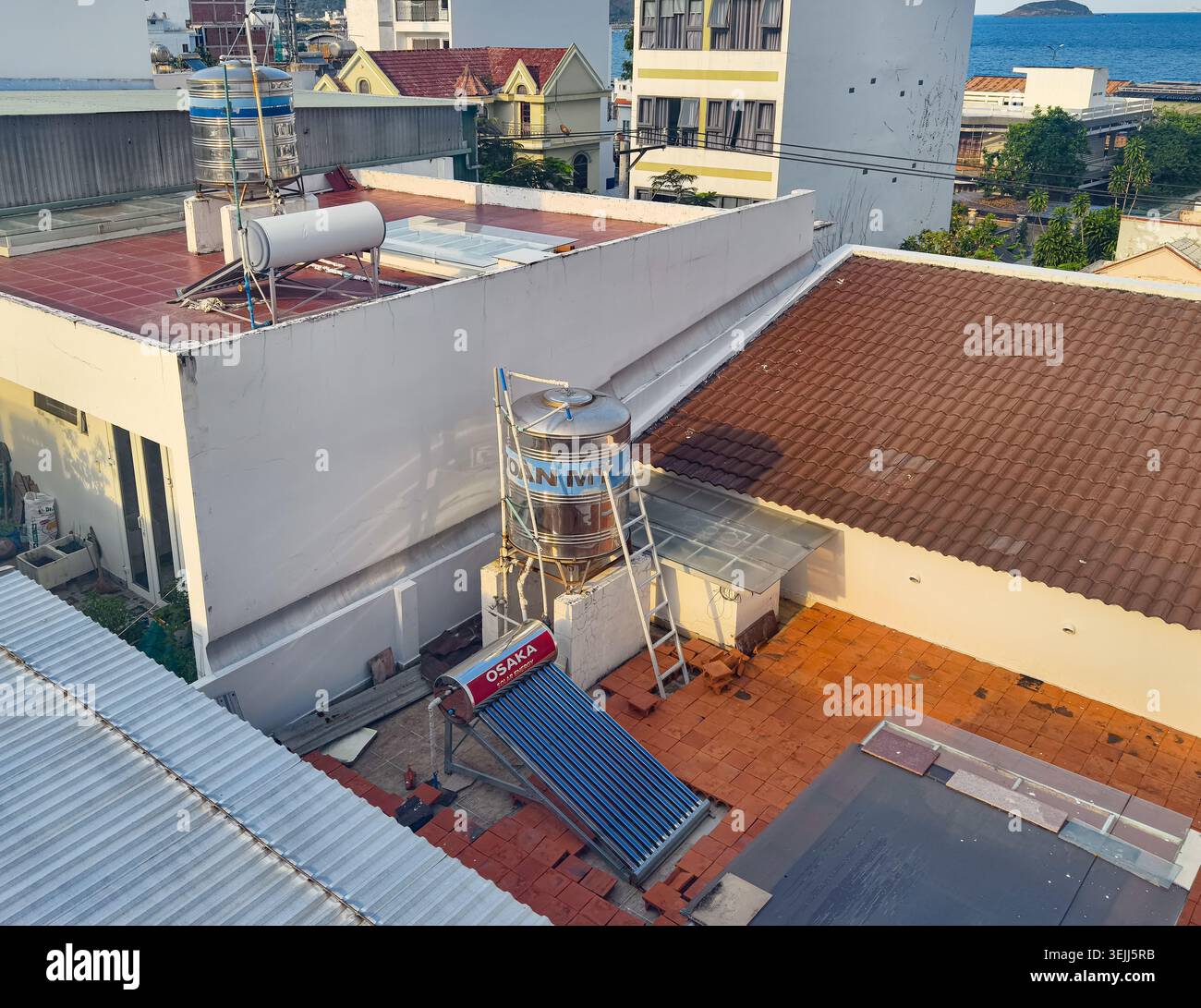scaldabagno solare in acciaio inox installato sul tetto. Nha Trang, Vietnam Foto Stock