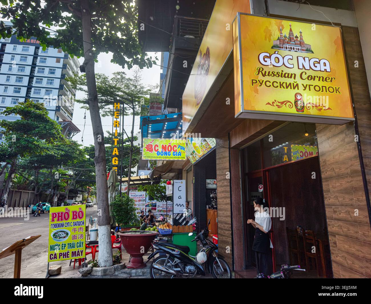 Nha Trang, Vietnam, con un mix di ristoranti locali con cartelli in russo, che si rivolgono a un gran numero di visitatori dalla Russia Foto Stock