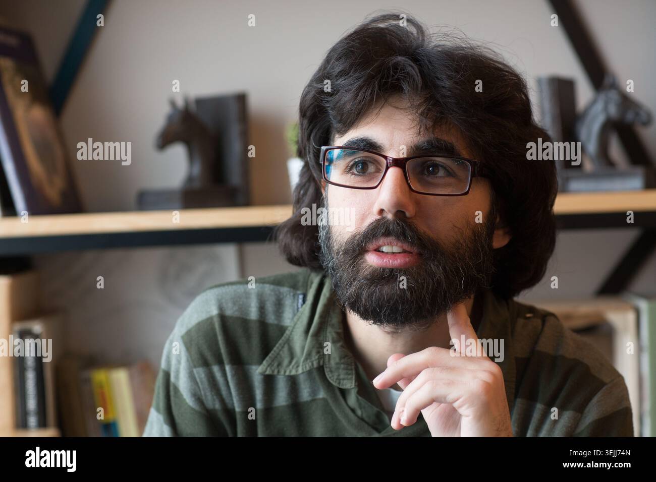 Ritratto dell'uomo barbuto che indossa gli occhiali Foto Stock