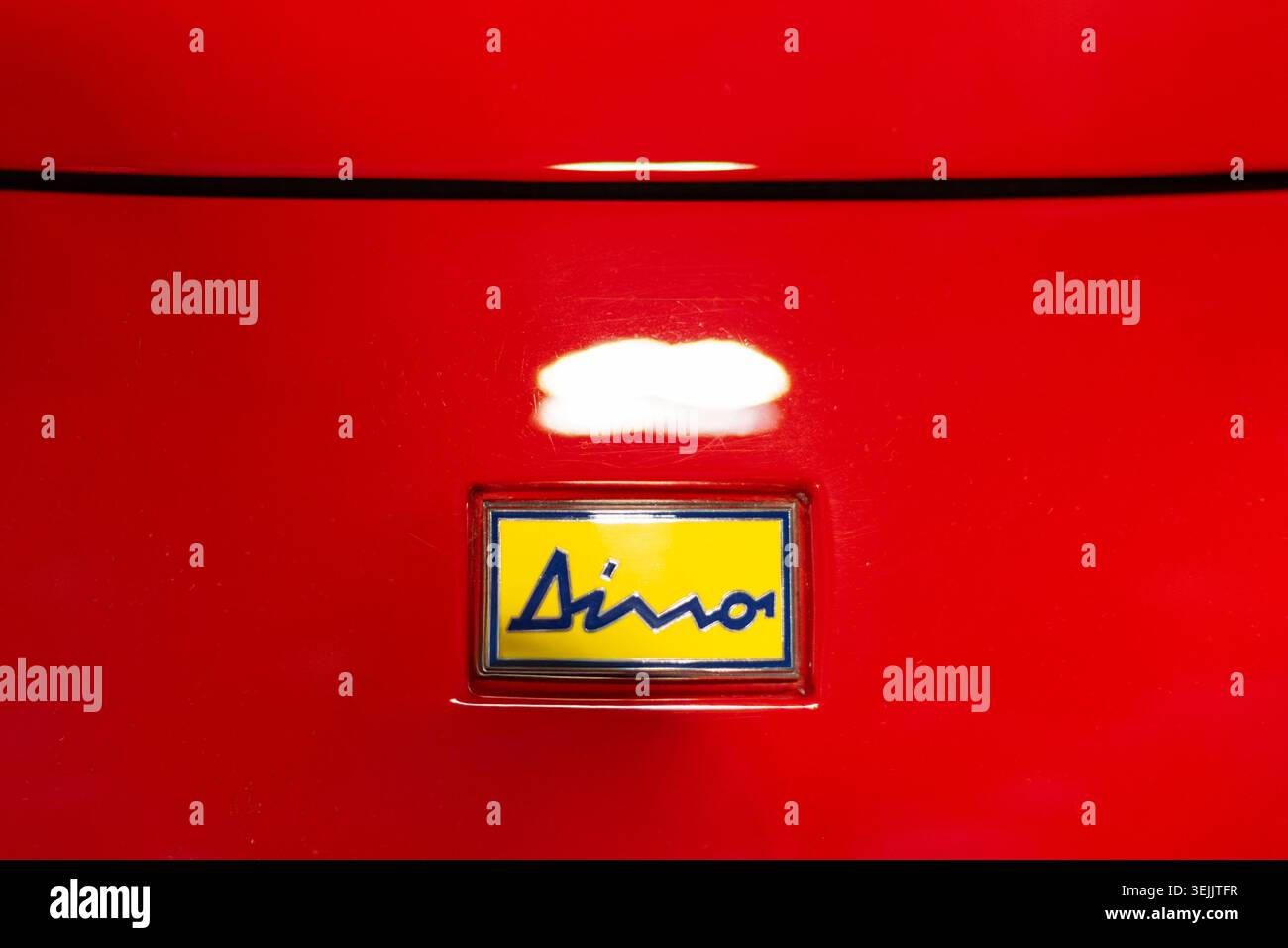 Milano, Italia - 12.11.2022: Auto rossa con logo Dino su superficie lucida Foto Stock