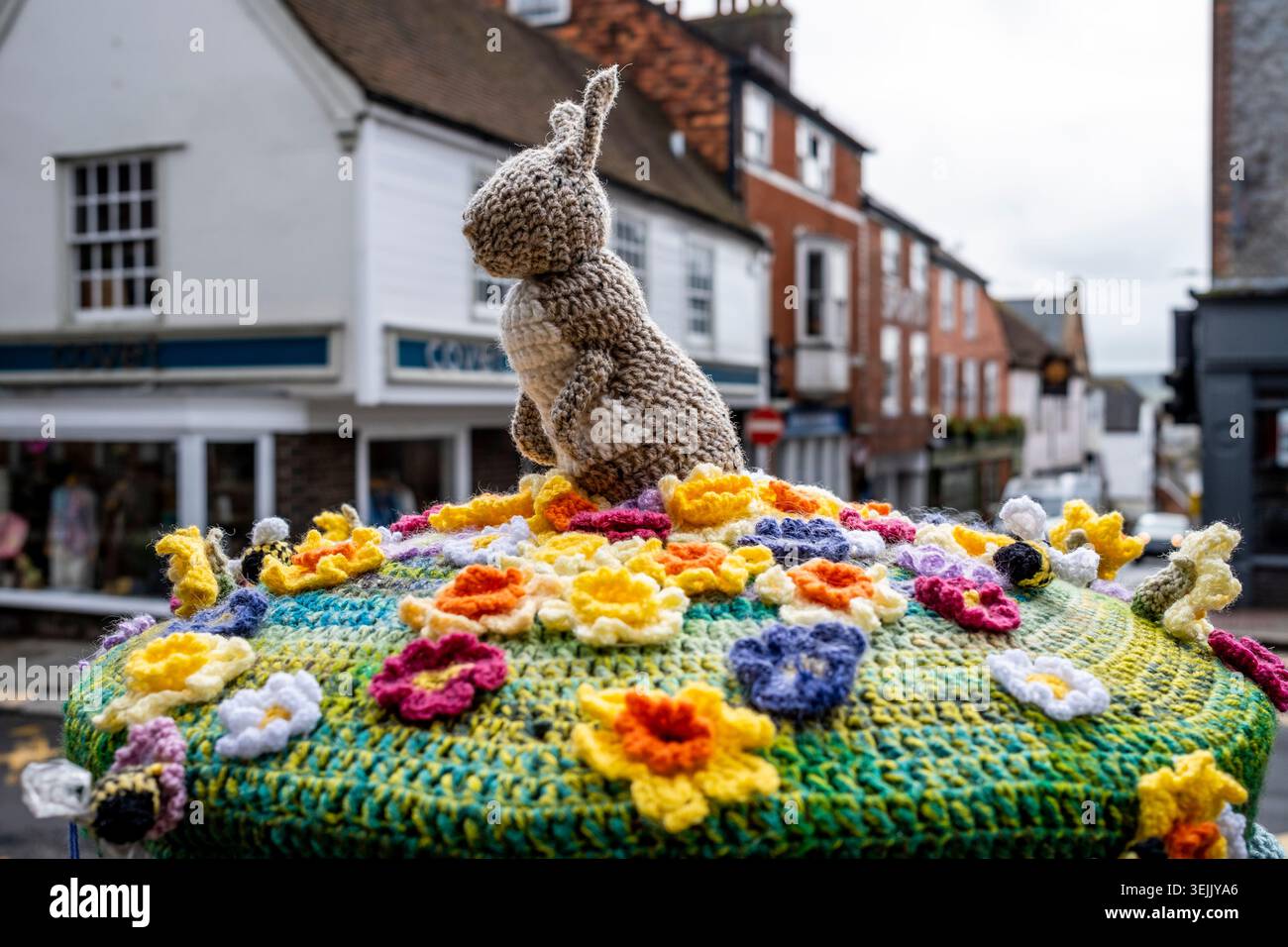 Un colorato "Easter Bunny" Post Box Topper, High Street, Lewes, East Sussex, Regno Unito. Foto Stock