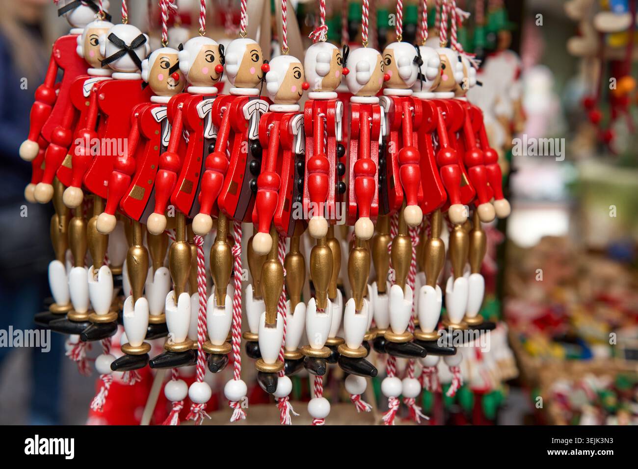 Tradizionale schiaccianoci in legno e burattini di Pinocchio appesi ad una banchina del mercato. Foto Stock