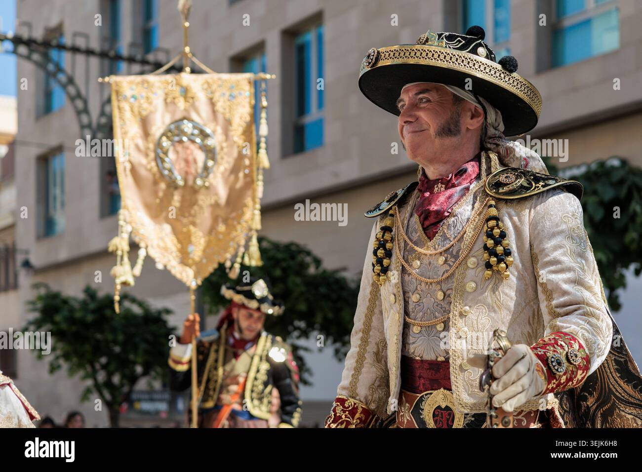Capitano di fila Andaluces con Captaincy Banner Balancing the Composition, Mori e cristiani Festival ad Alcoy il 26 aprile 2026, Spagna Foto Stock