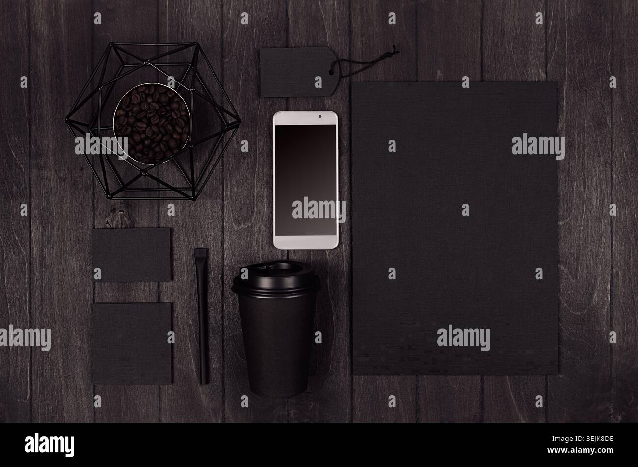 Modello di caffè ecologico per design, pubblicità e branding - tazza di carta nera, telefono con schermo vuoto, etichetta, scheda, decorazione Foto Stock