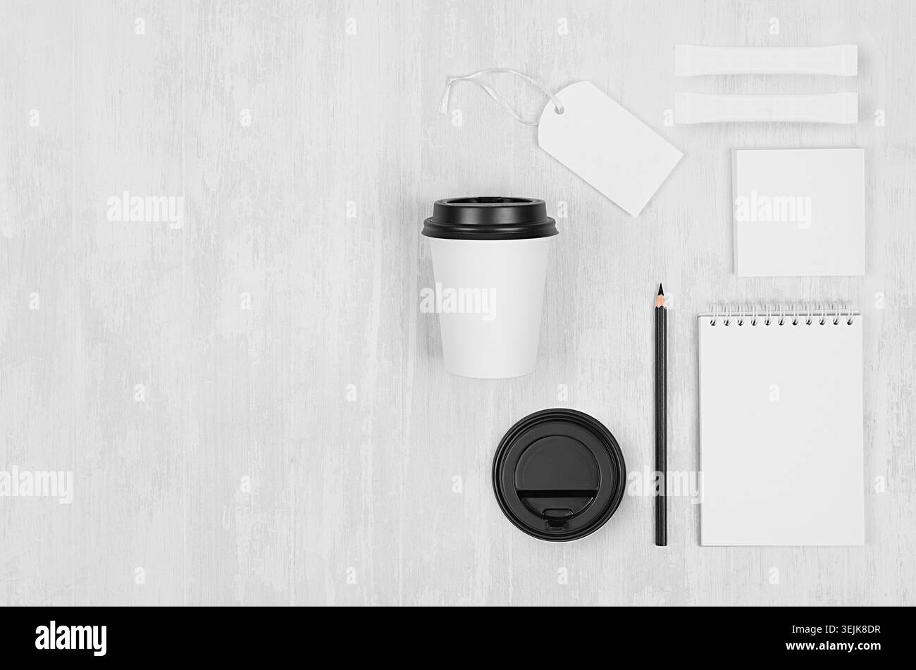 Modello caffetteria per l'identità del marchio: Tazza di carta bianca, tappo nero, notebook vuoto, etichetta, scheda su tavola di legno bianca, copie Foto Stock