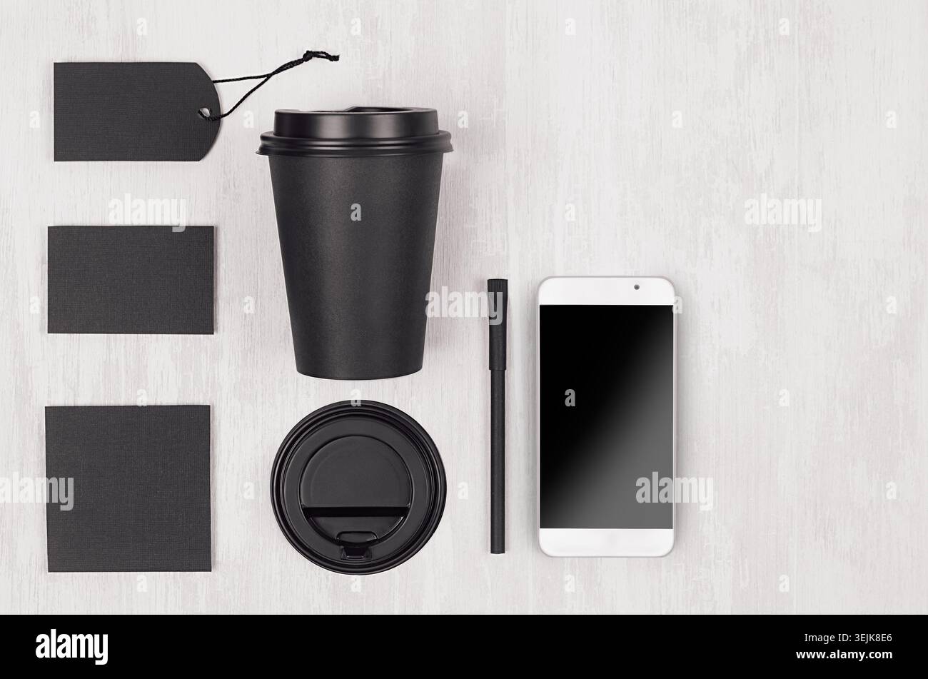 Modello di caffè ecologico per design, pubblicità e branding - tazza di carta nera, telefono con schermo vuoto, etichetta, scheda, tappo, zucchero Foto Stock