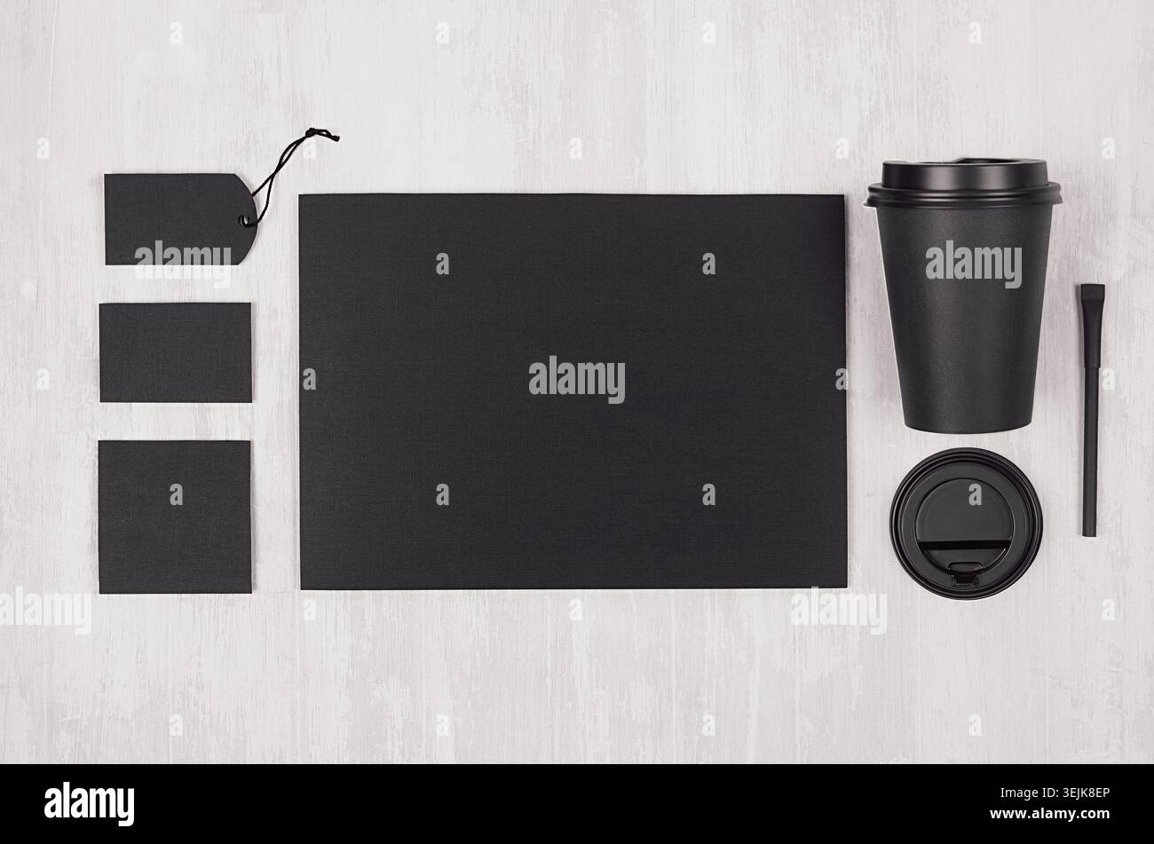 Modello caffetteria per l'identità del marchio: Tazza di carta nera, cappuccio, lavagna vuota, etichetta, scheda su lavagna di legno bianca, spazio per copie Foto Stock