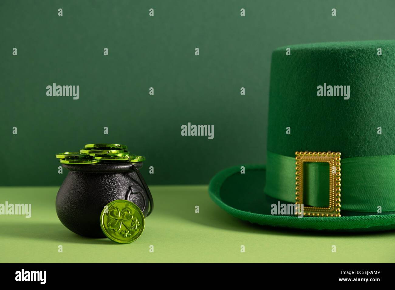 Cappello e vaso di monete d'oro per il giorno di San Patrizio Foto Stock