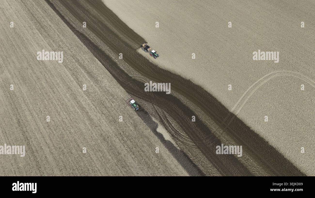 Agricoltura, campo, registrazione di droni, applicazione e incorporazione di concime nei terreni arabili, attrezzature agricole, trattori, autocisterne per liquami, c Foto Stock
