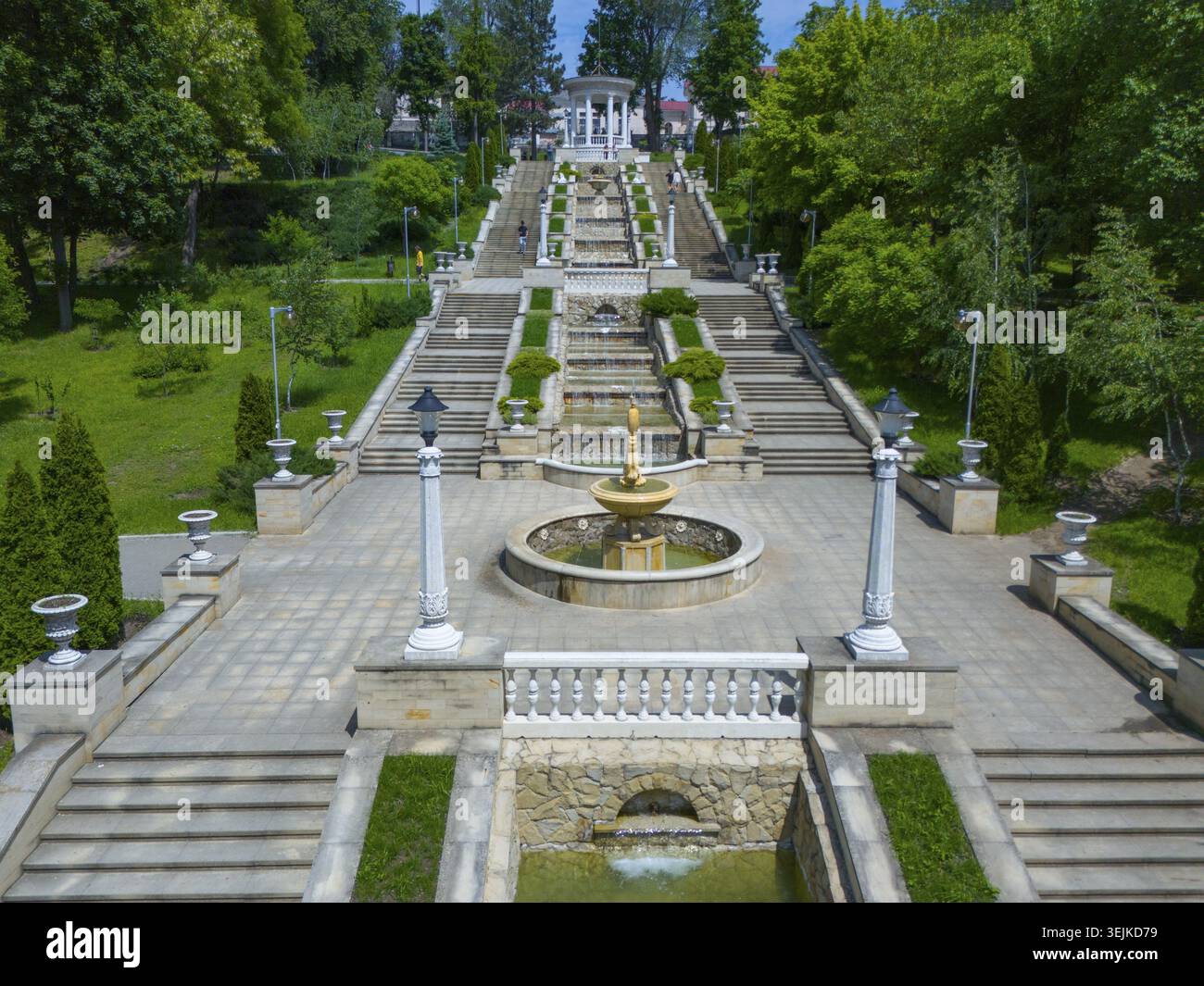 Splendido giardino con scale e fontana in stile classico circondato da vegetazione lussureggiante, scale a cascata, SCARA Cascadelor, Valea Morilor Park, Valea M. Foto Stock
