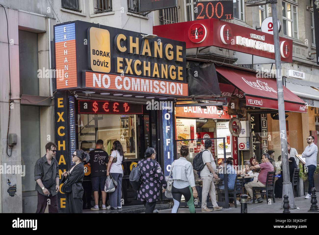 Stanbul, Turchia. 26 maggio 2026. Un ufficio di cambio valuta turco in un trafficato quartiere dello shopping di Istanbul, mentre la Turchia sperimenta una maggiore inflazione Foto Stock