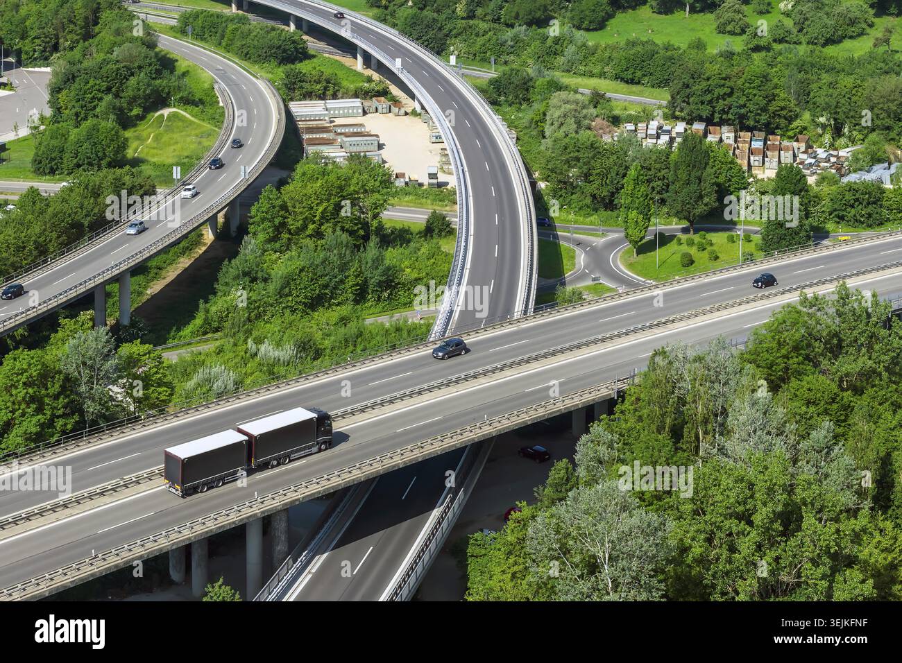 Centro di traffico vicino a Plochingen. Le strade federali B10, B313 e la strada di campagna L1250 si incontrano nel triangolo del traffico. Le strade sono attraversate da ponti. Plochingen Foto Stock