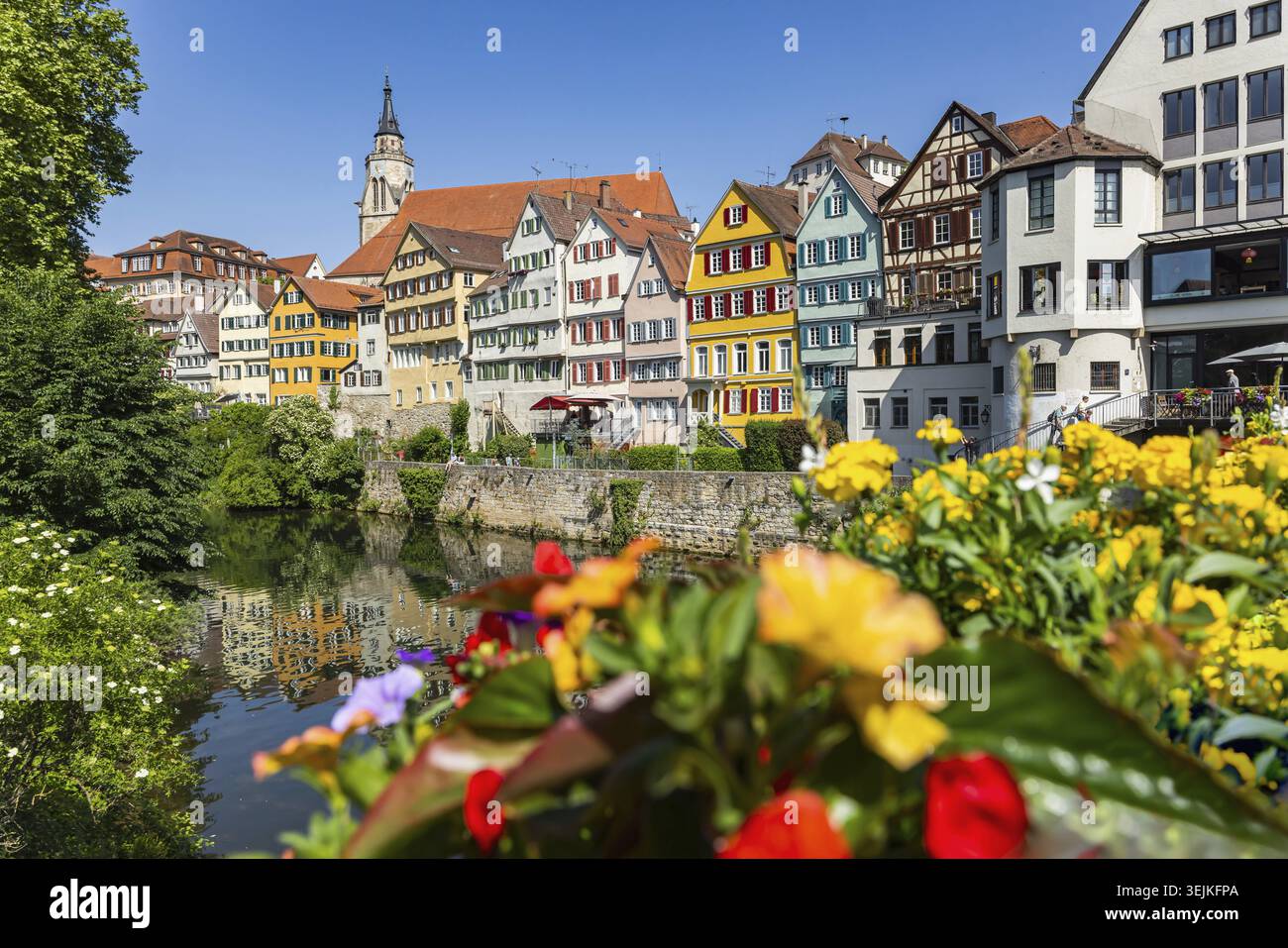 Neckar Front Tuebingen. Le case di Gable e il fiume Neckar formano uno sfondo da cartolina. Le case storiche si riflettono nell'acqua. Tuebingen Foto Stock