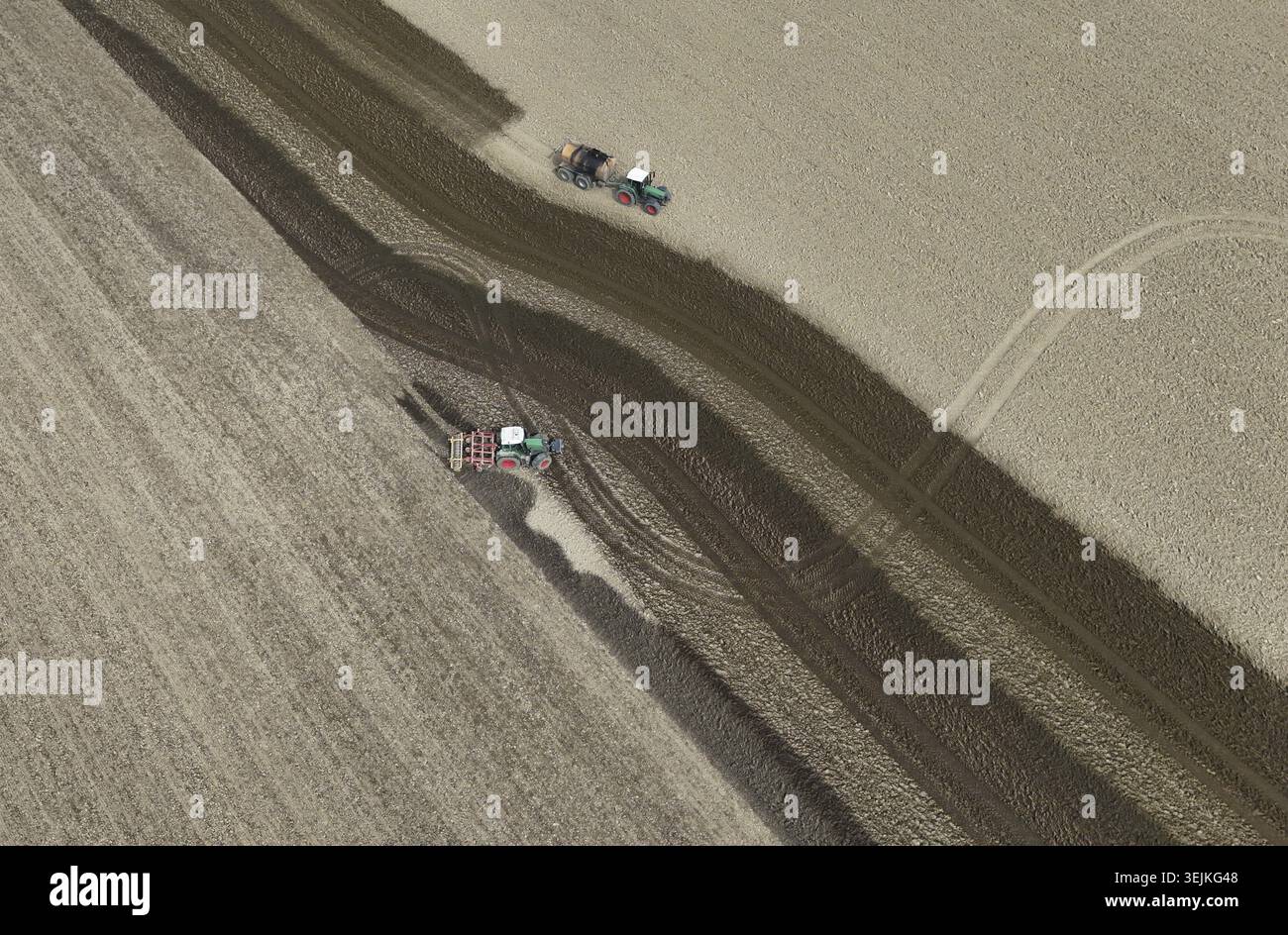 Agricoltura, campo, registrazione di droni, applicazione e incorporazione di concime nei terreni arabili, attrezzature agricole, trattori, autocisterne per liquami, c Foto Stock