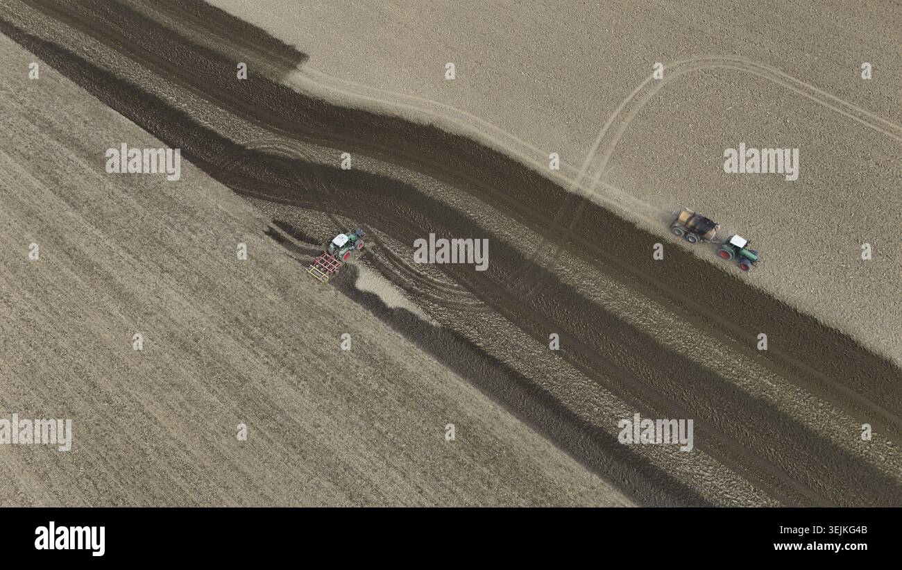 Agricoltura, campo, registrazione di droni, applicazione e incorporazione di concime nei terreni arabili, attrezzature agricole, trattori, autocisterne per liquami, c Foto Stock