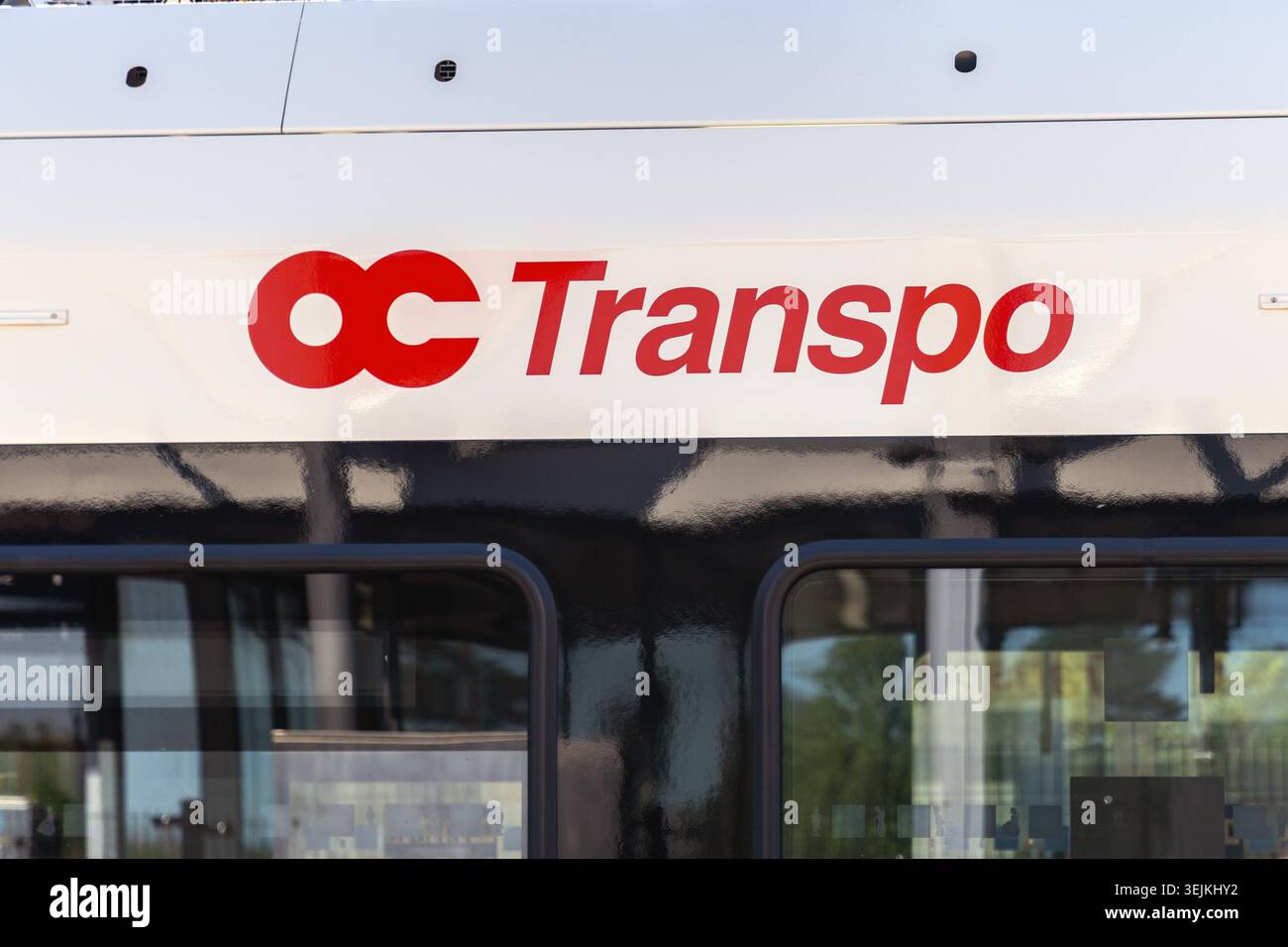 Ottawa, Canada - 22 maggio 2026: Logo OC Transpo sul treno passeggeri. Trasporto pubblico nella capitale canadese Foto Stock