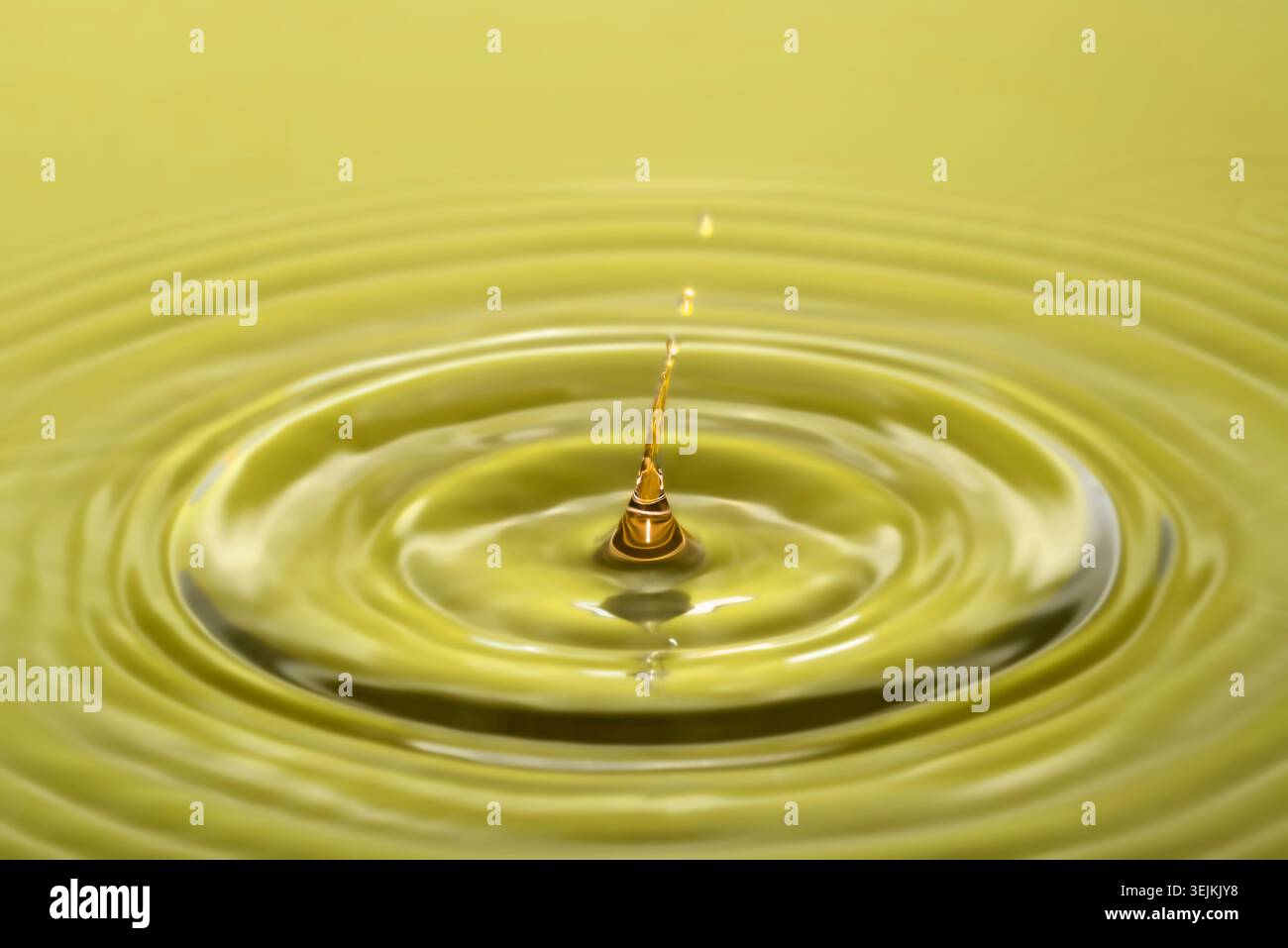 Fotografia a goccia, gocce d'acqua che cadono sulla superficie dell'acqua, colonna d'acqua, gioco di colori, foto in studio Foto Stock