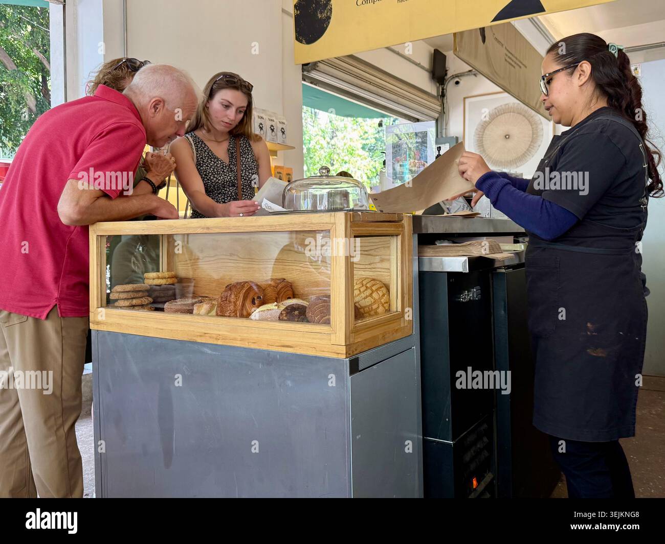 I clienti ordinano i pasticcini presso un bancone di una caffetteria di panetteria a Condesa, città del Messico, Messico - Immagine stock catturata con smartphone