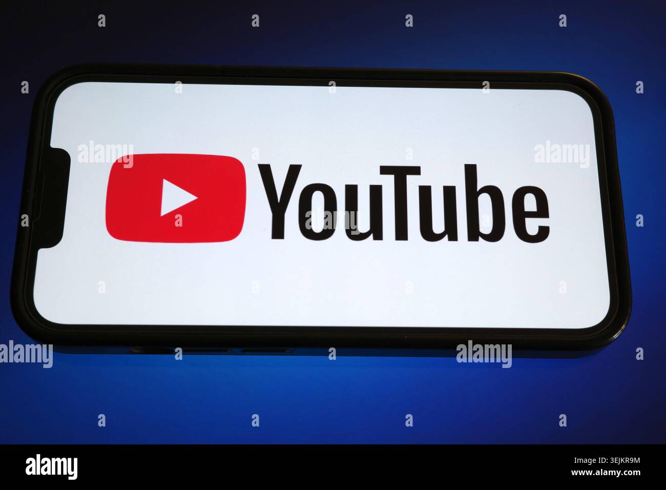 Logo YouTube visualizzato sullo schermo di uno smartphone Foto Stock