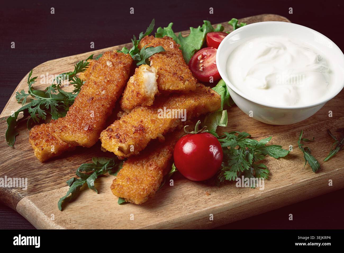 Pepite fritte di pesce, con salsa bianca, rucola e ciliegia, nessuna gente, Foto Stock