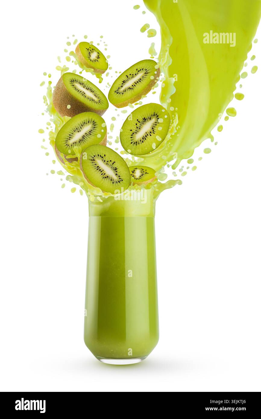 Succo di kiwi detox verde fresco versare in bicchiere con fette di kiwi brillanti e succose, goccioline, flussi, isolati. Antiossidante vegeta Foto Stock
