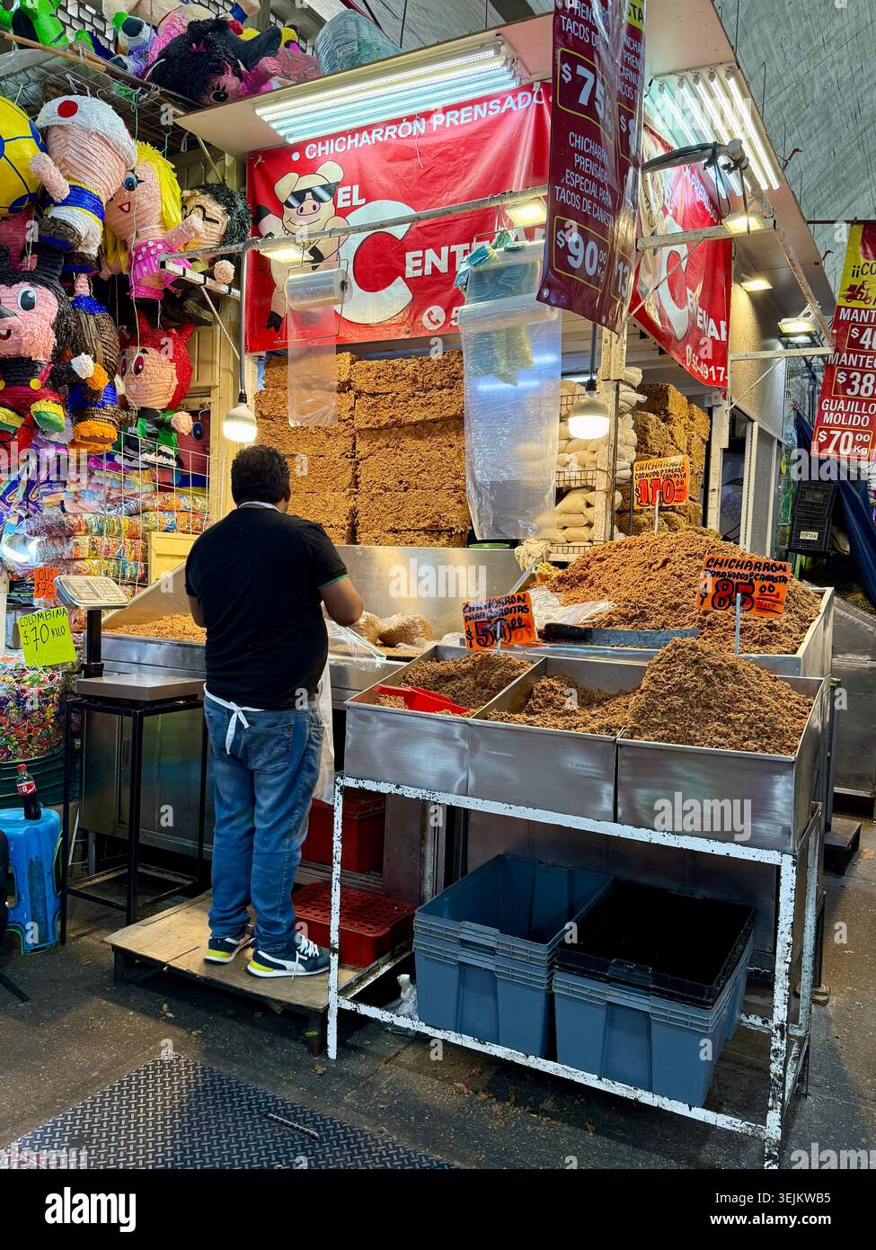 Un operaio prepara il prensado di chicharrón in un chiosco di cibo a Mercado de la Merced, città del Messico, Messico - Immagine stock catturata con smartphone
