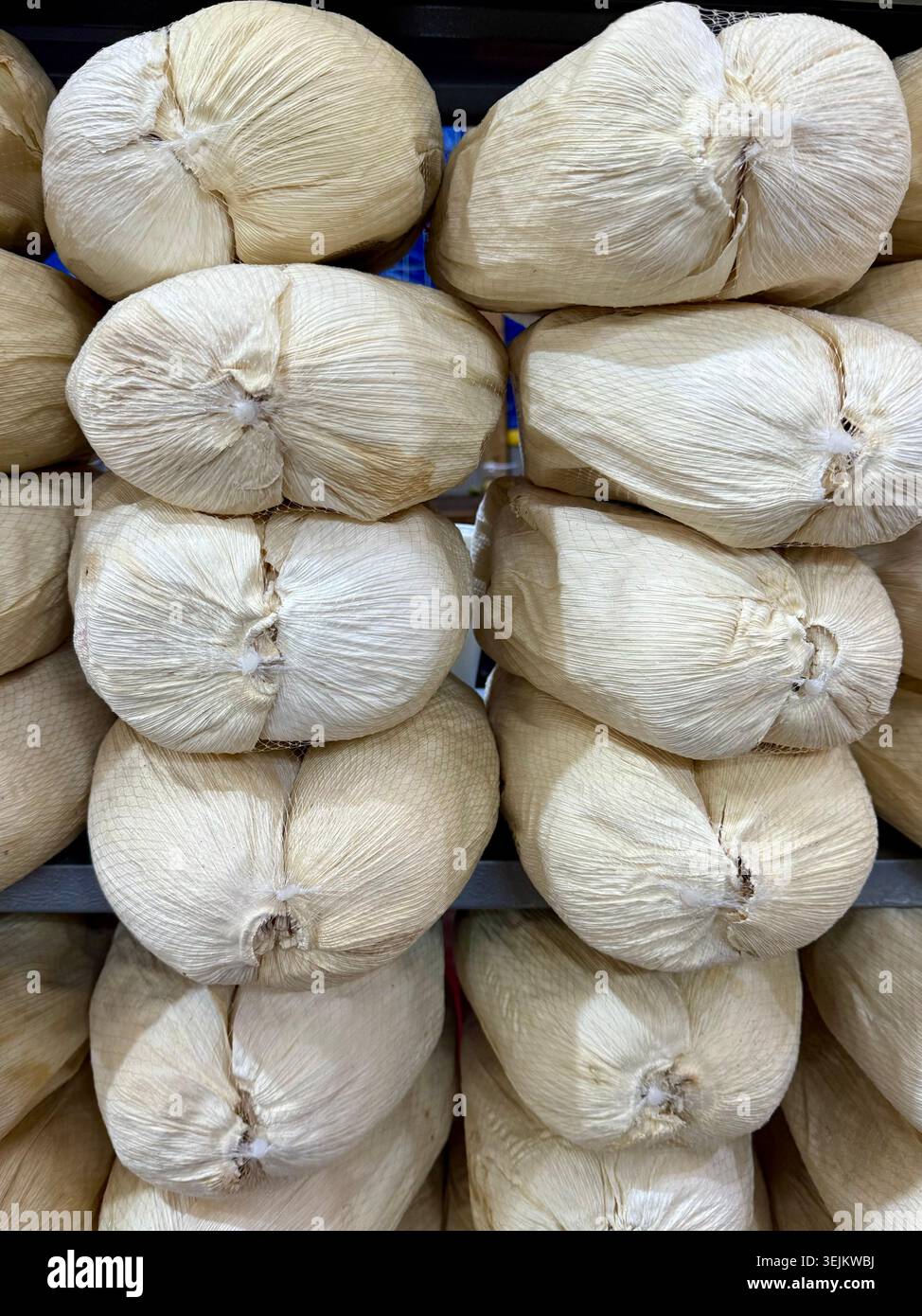 Papel para mixiote e bucce di mais essiccato per la cucina tradizionale messicana esposti al Mercado de la Merced a città del Messico, Messico - Immagine stock catturata con smartphone