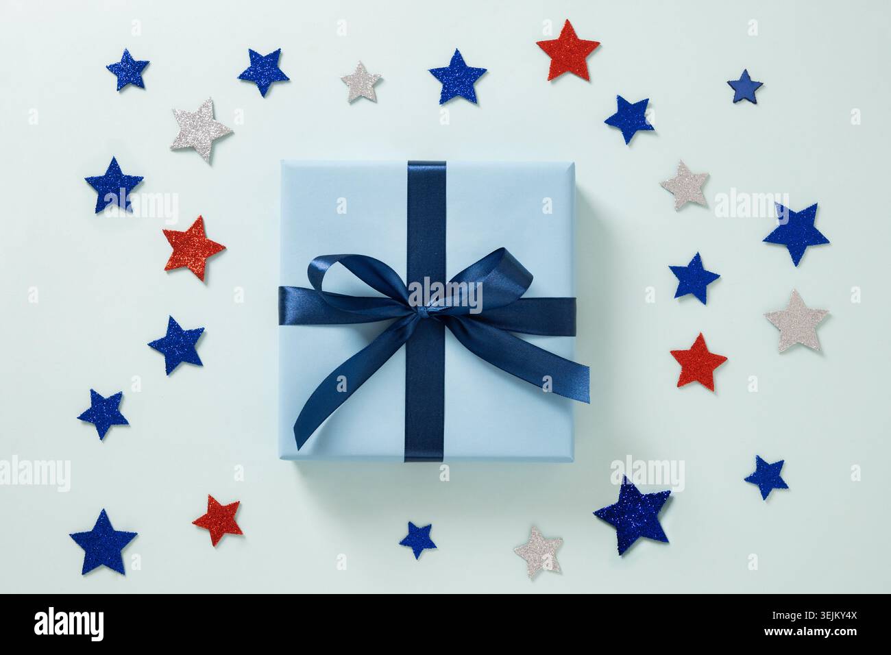 Confezione regalo blu su sfondo blu navy. Vista dall'alto. Foto Stock