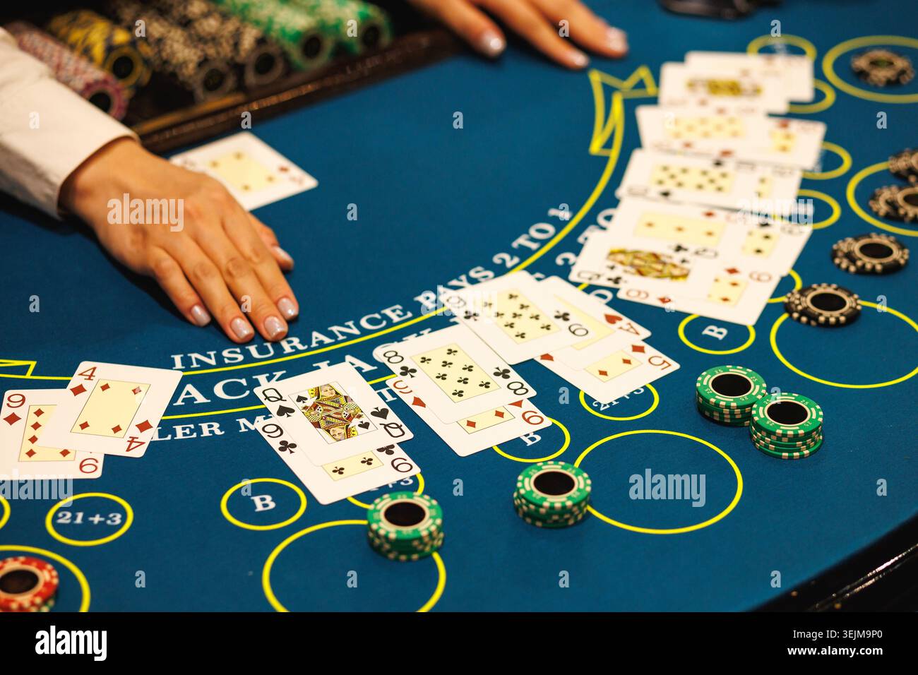 Carte di gioco del dealer Casino sul tavolo da poker blu Foto Stock