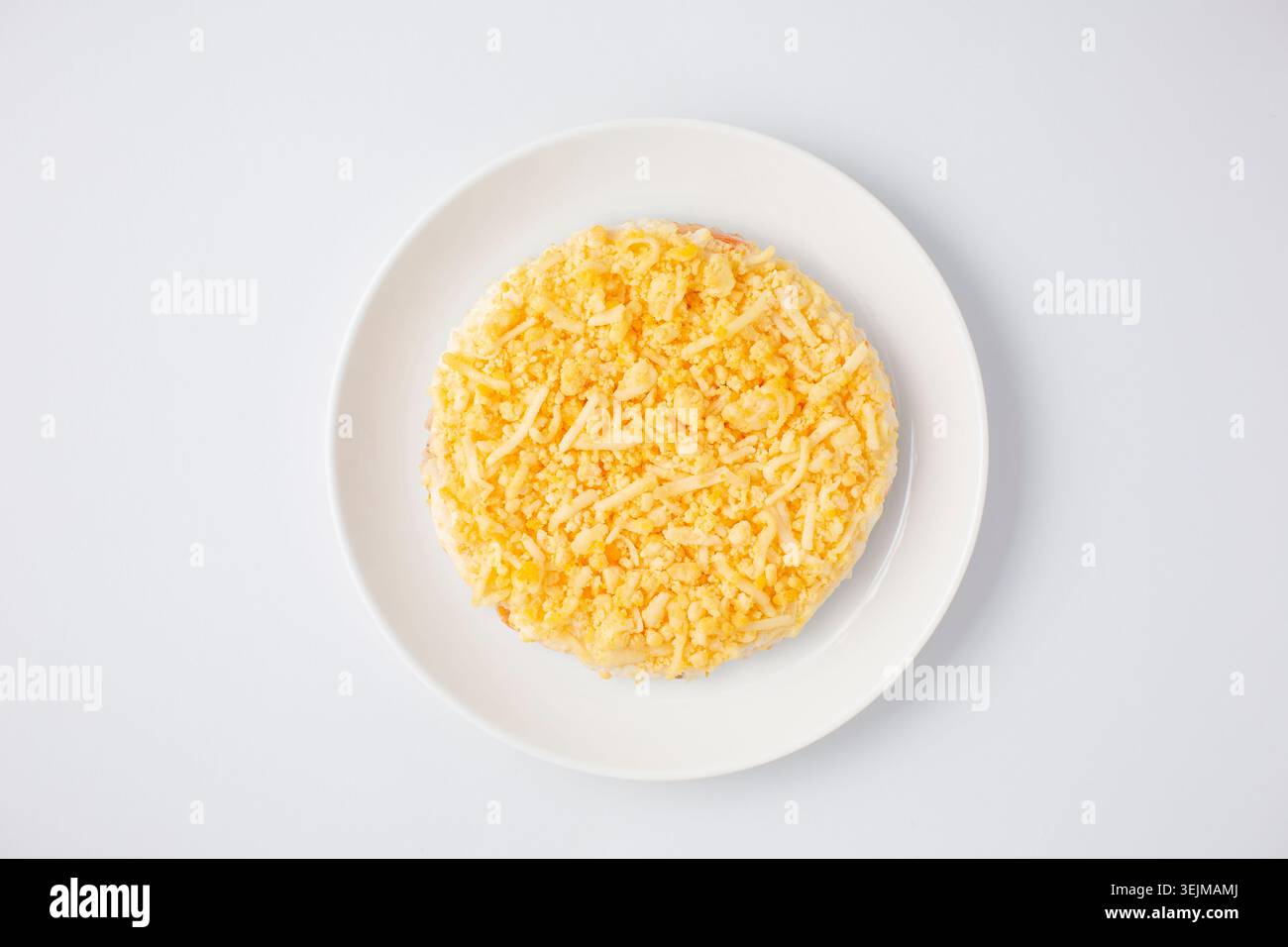 Insalata di mimosa su piatto bianco con vista dall'alto Flat Lay Foto Stock