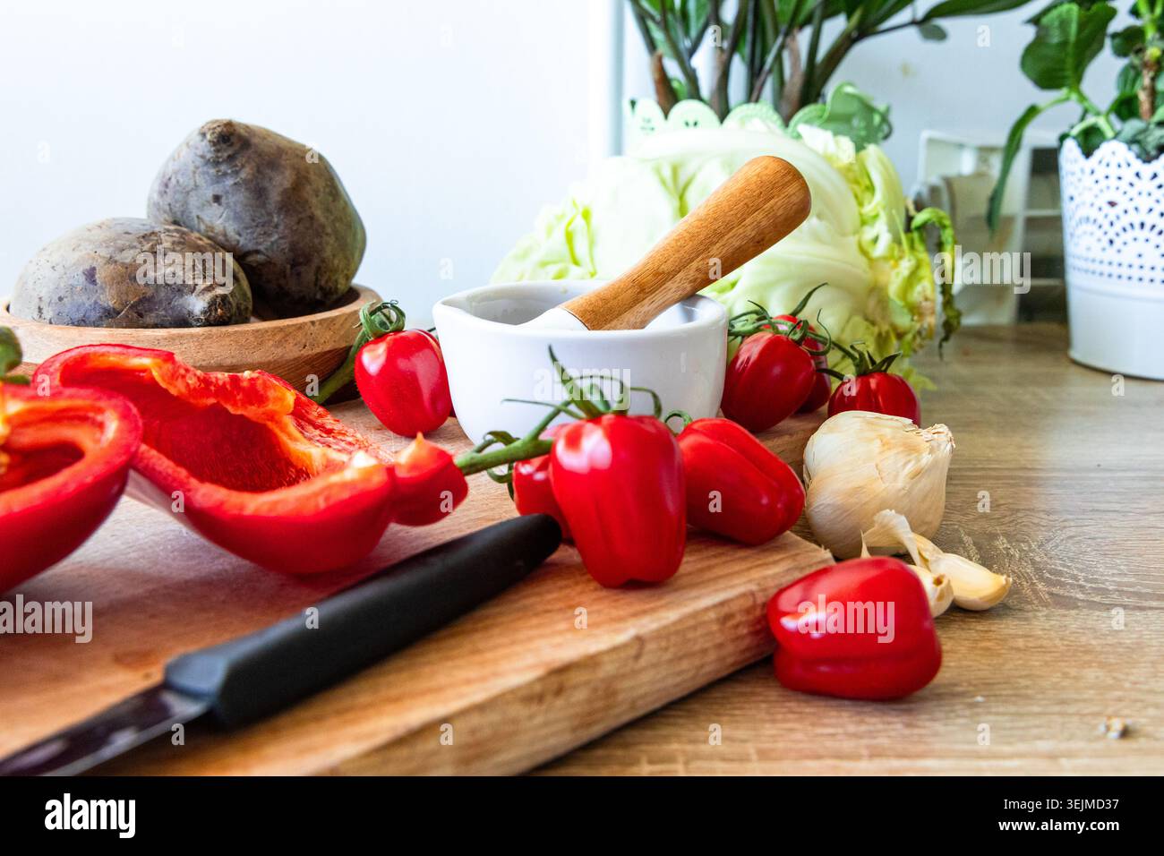 Ingredienti sani a base di piante preparati per la cucina casalinga Foto Stock