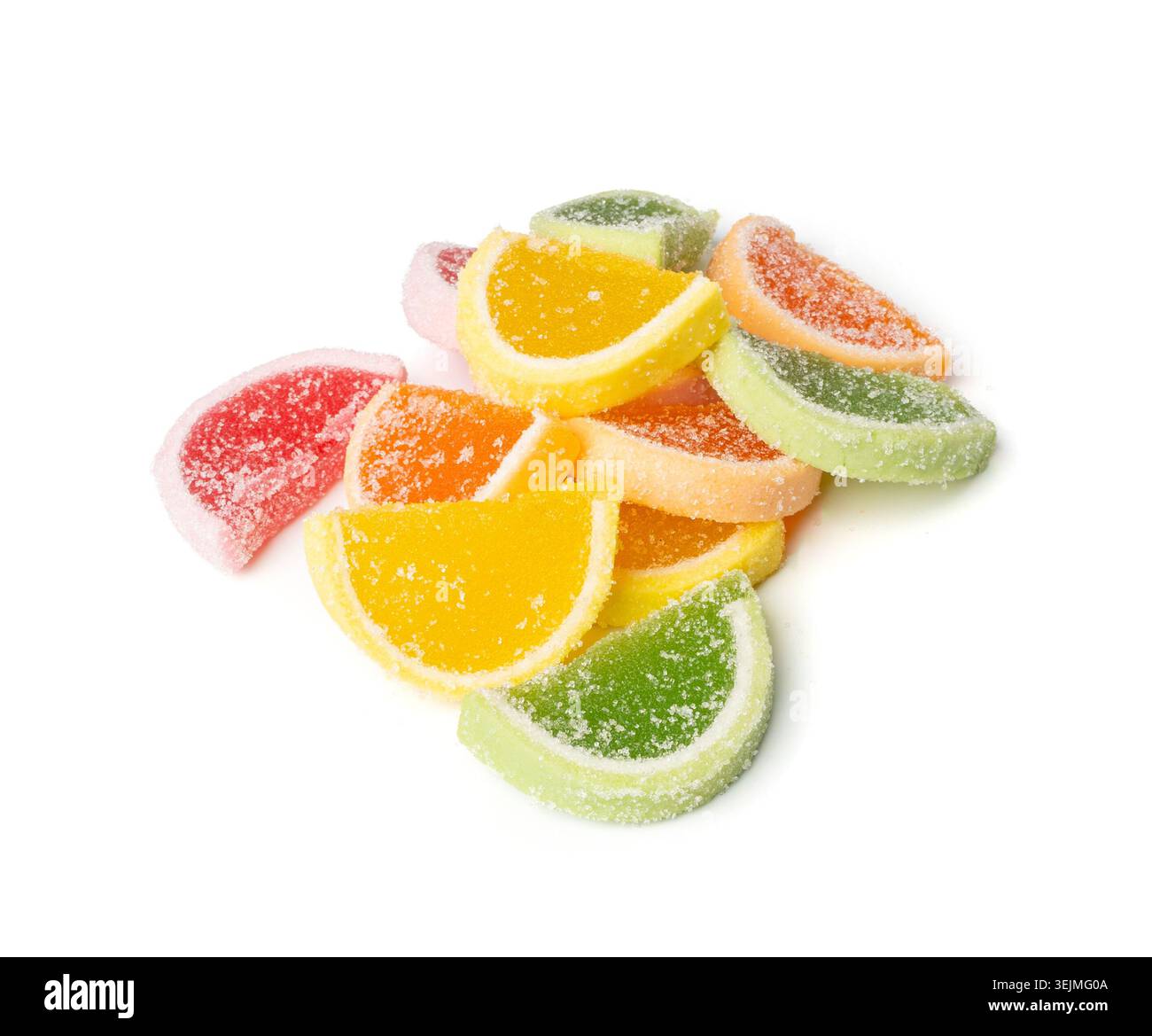 Dolci di marmellata di frutta isolati, gelatina a fette di limone, marmellate colorate di agrumi di zucchero, spicchi di limone, arancia, fette di limone su sfondo bianco Foto Stock