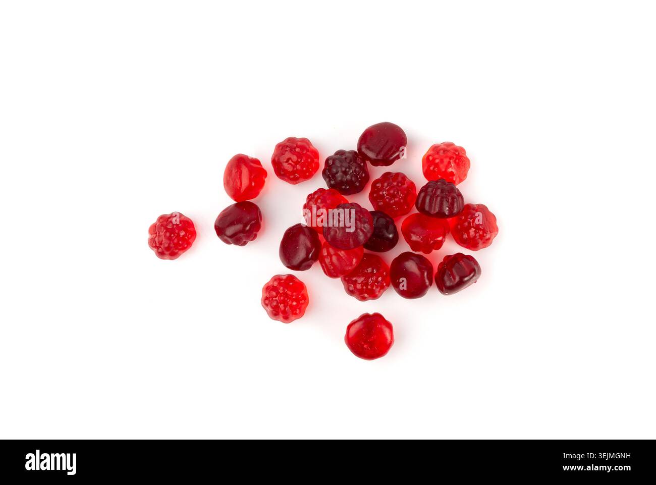Mucchio di caramelle gommose di frutta isolato, pillole vegane di marmellata da masticare, mucchi di gelatina rossa di lampone, caramelle colorate di gelatina su sfondo bianco Foto Stock