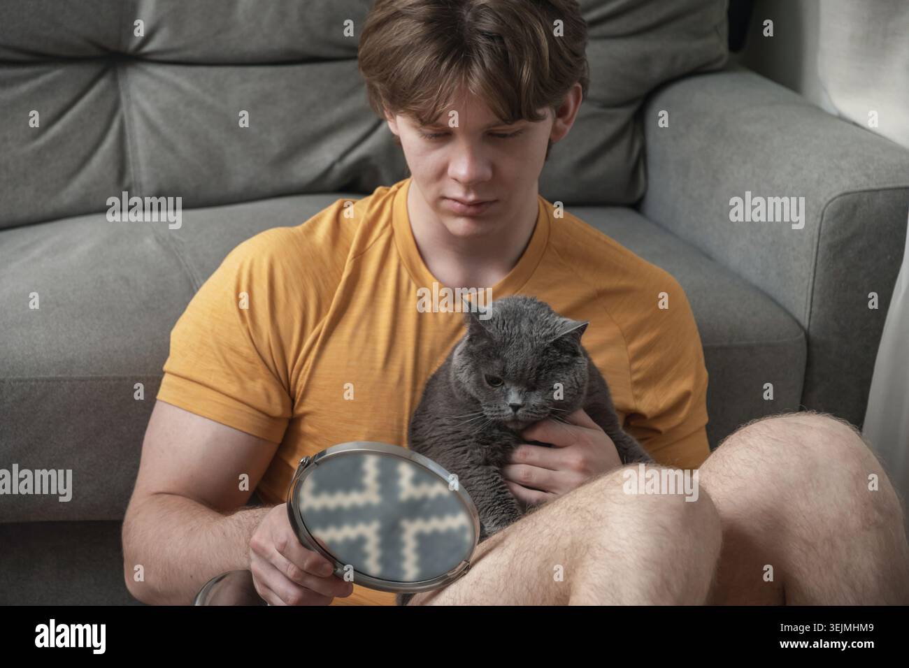 Trascorrere momenti tranquilli con il gatto Foto Stock
