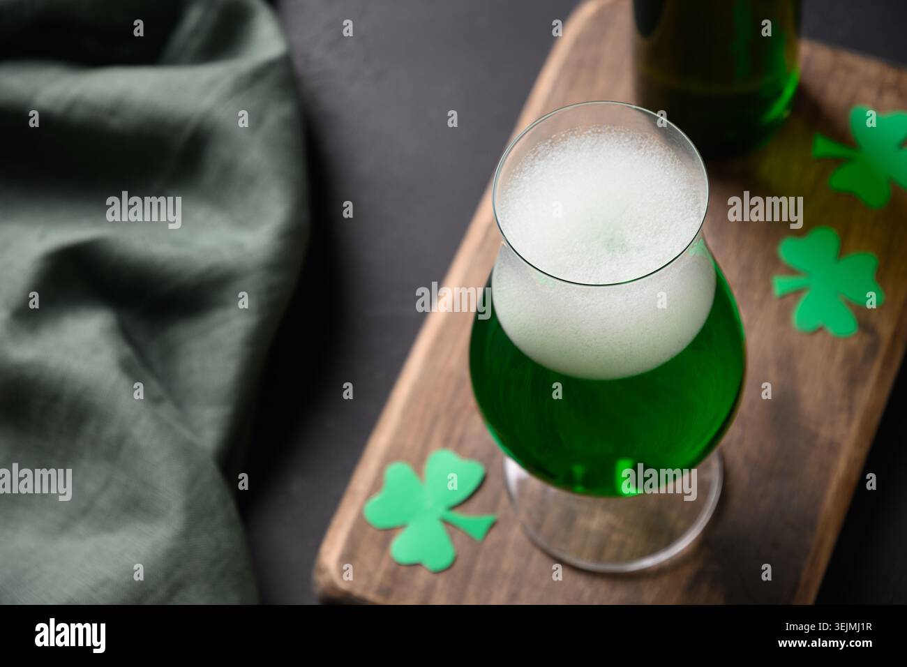 La birra verde del giorno di Patrick in bicchiere su nero. Foto Stock