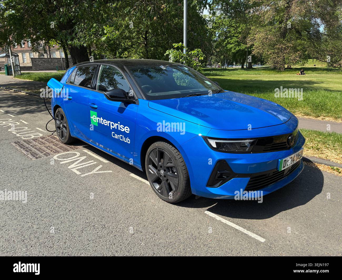Il veicolo elettrico Enterprise Car Club viene caricato sulla strada in un parcheggio riservato al Car Club a Edimburgo, Scozia - foto maggio 2026 - Immagine stock catturata con smartphone
