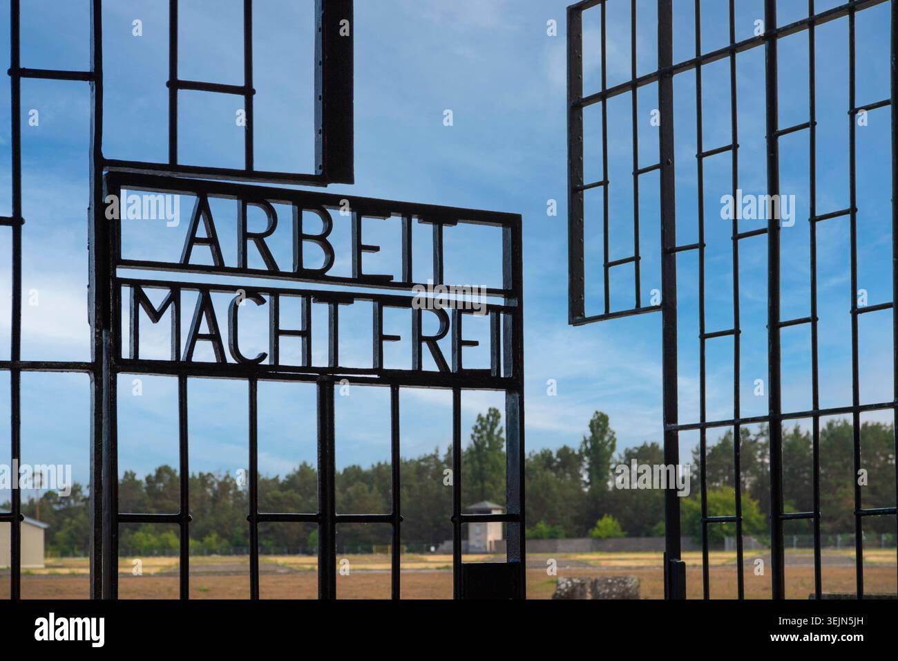 Scritta Arbeit macht frei (il lavoro ti libera) sul cancello dell'edificio d'ingresso al campo di prigionia, sito commemorativo, Concent Foto Stock