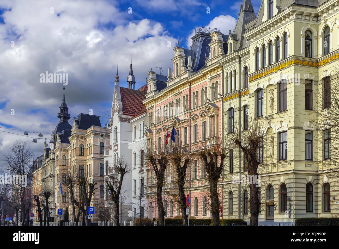 Vista generale delle splendide case e dell'architettura storica sulla via elisabettiana a riga, Lettonia. Quartiere Art Nouveau Foto Stock