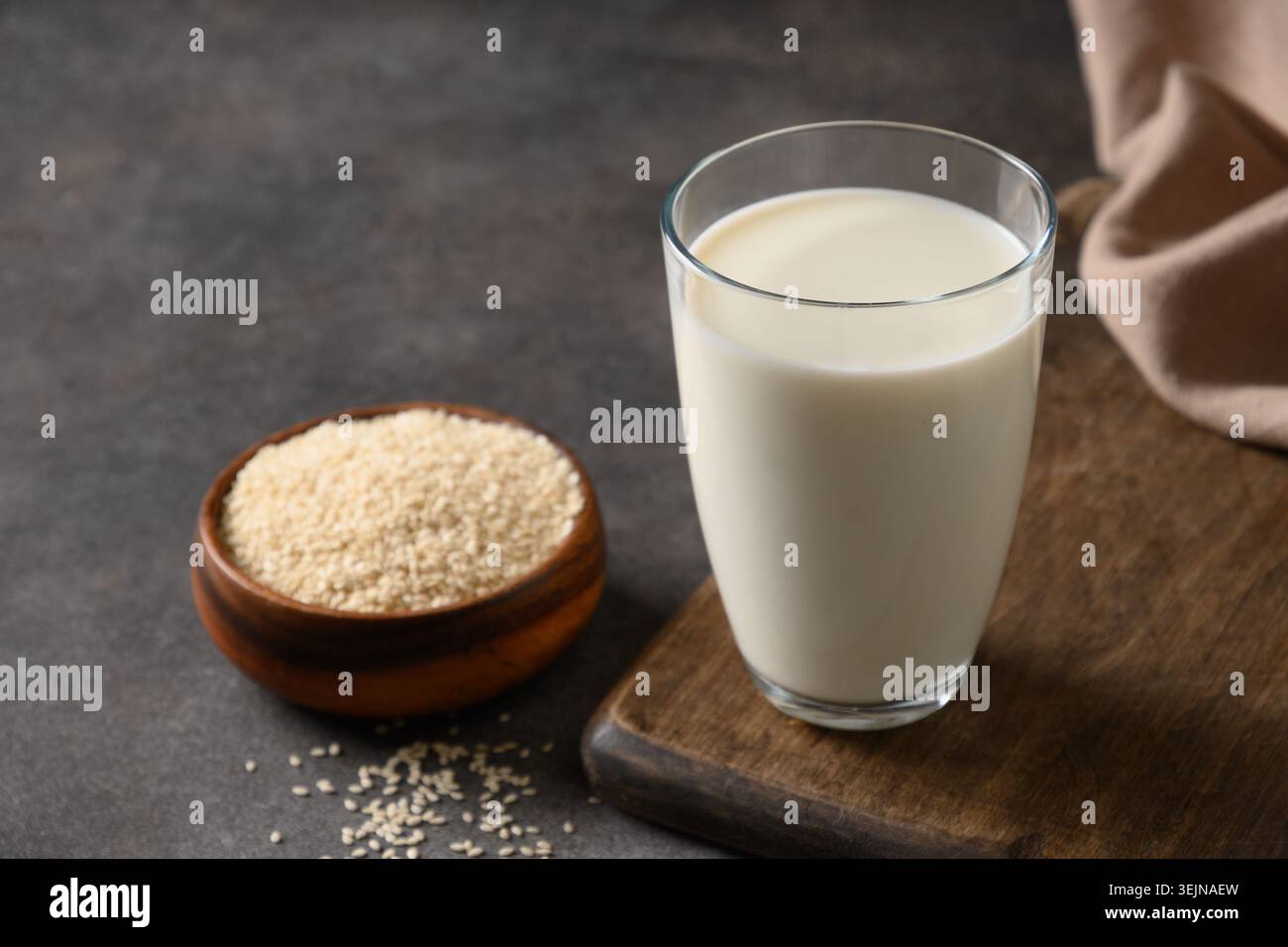 Latte a base di sesamo su fondo marrone. Foto Stock