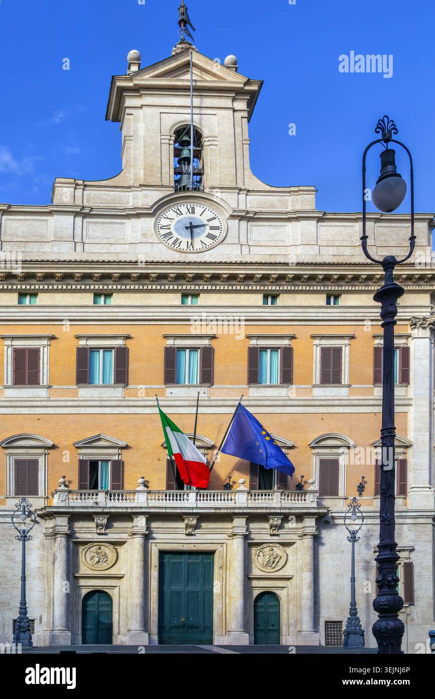 Facciata principale di Palazzo Montecitorio, camera dei deputati, a Roma, Italia. Architettura barocca e luce solare Foto Stock