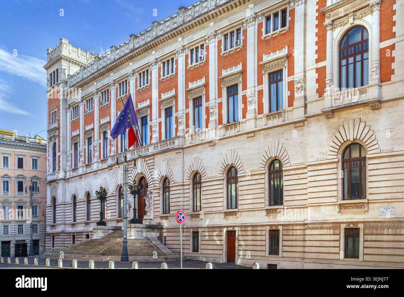 Facciata principale della camera dei deputati da Piazza del Parlamento a Roma, Italia. Architettura in stile Liberty e giorno di sole Foto Stock
