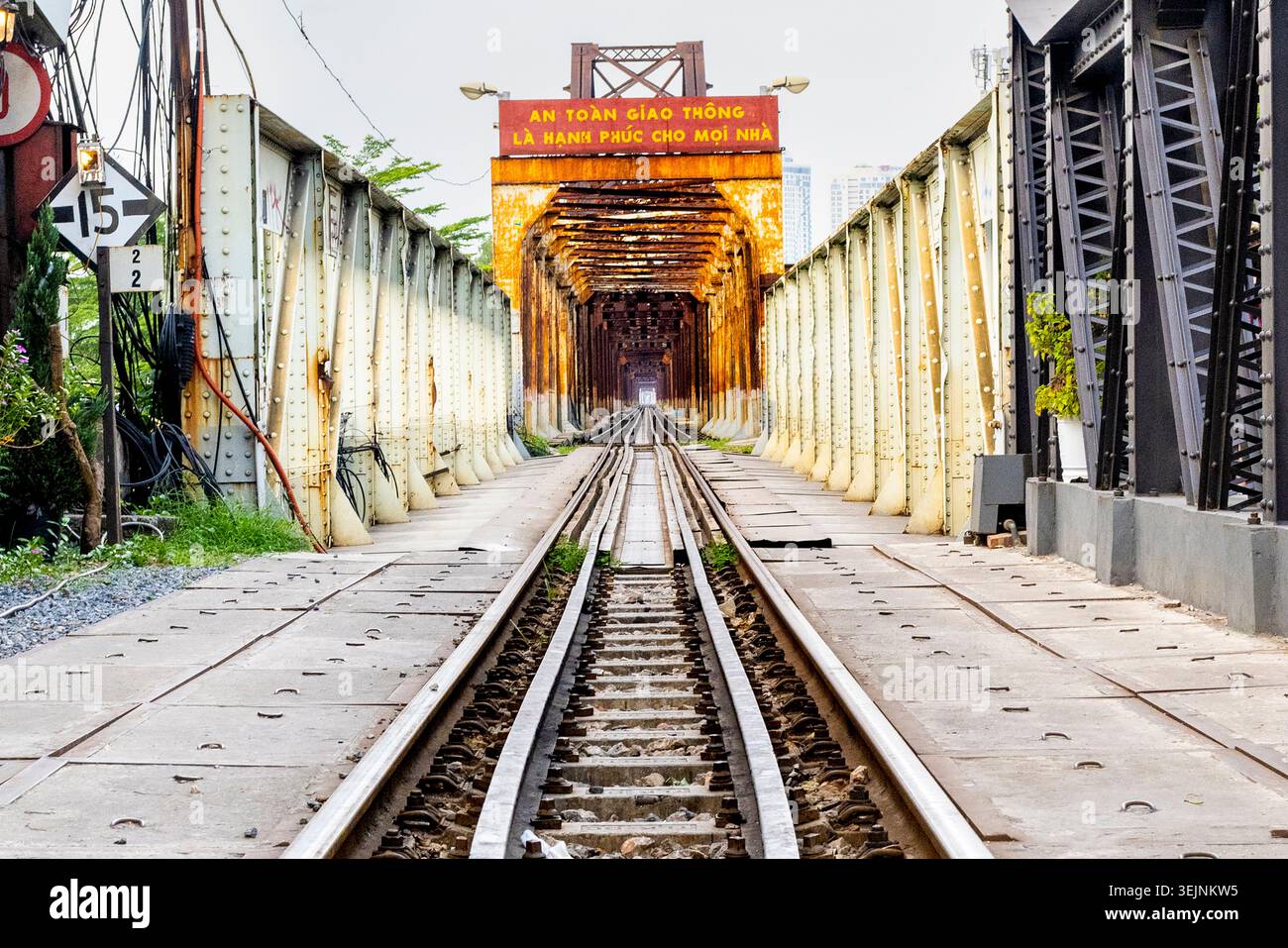 Nel quartiere vecchio della città nel Vietnam del Nord, un unico binario ferroviario conduce attraverso il vecchio ponte coloniale francese in acciaio, un'attrazione turistica Foto Stock