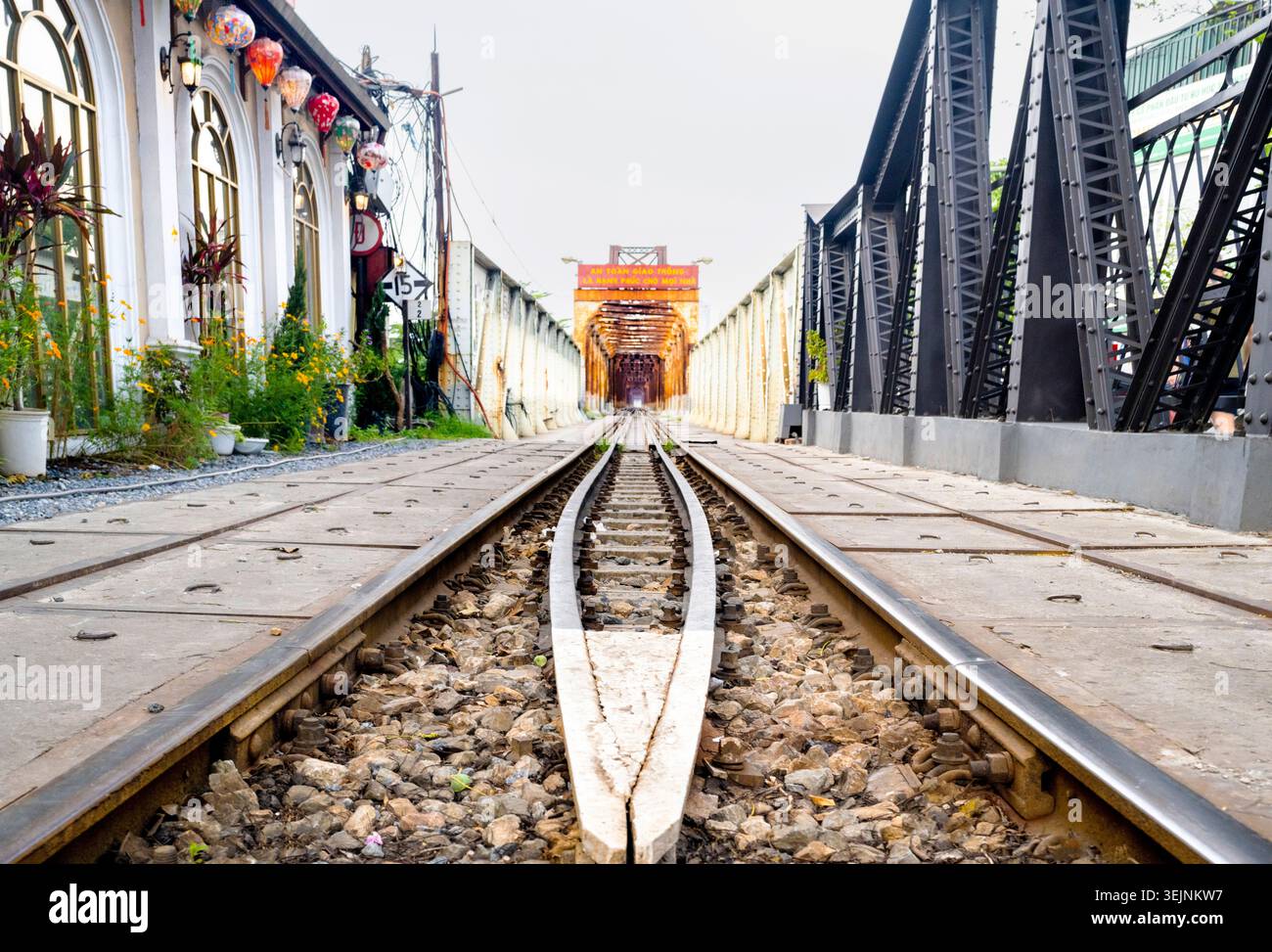 Nel quartiere vecchio della città nel Vietnam del Nord, un unico binario ferroviario conduce attraverso il vecchio ponte coloniale francese in acciaio, un'attrazione turistica Foto Stock